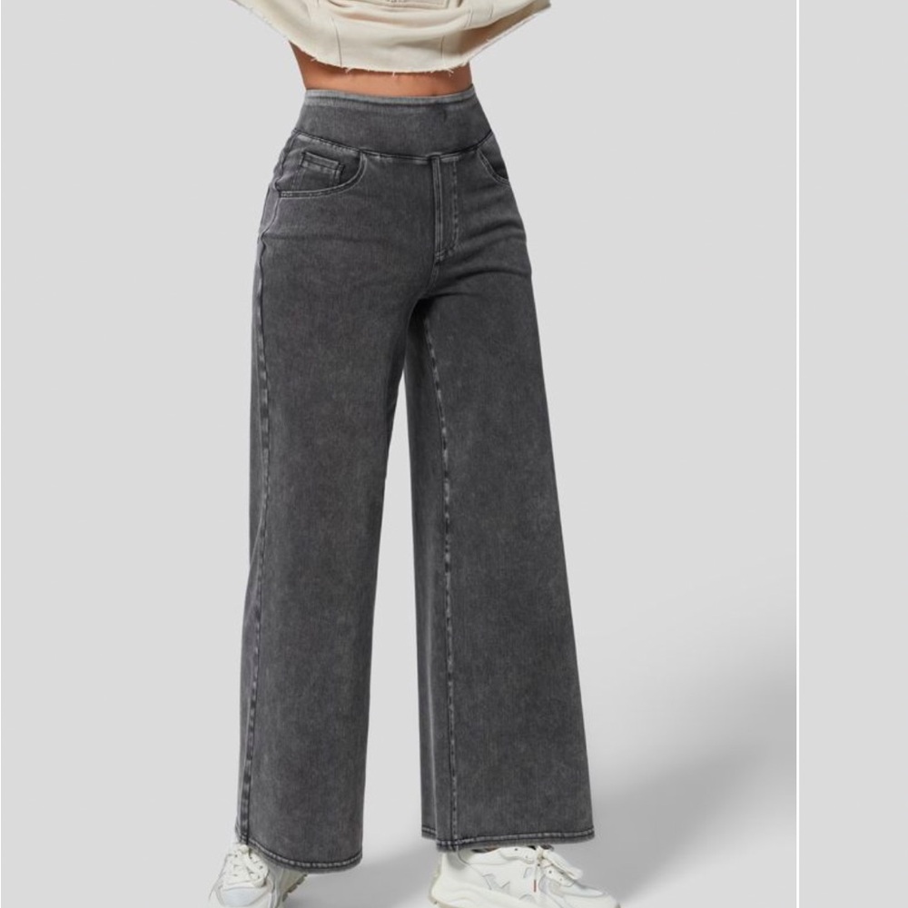 Halara vintage wash black wide legged jeans/jeggings Medium petite — brand new